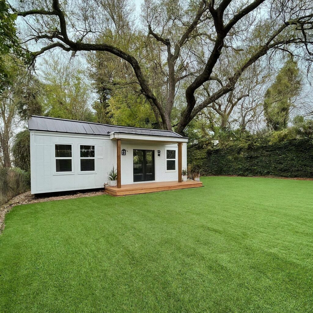 Modern,Farmhouse,Style,Adu,,Tiny,Home,,In,A,Verdant,Backyard